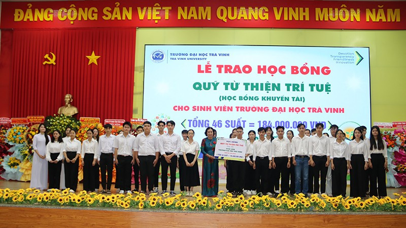 Des étudiants de l'université de Tra Vinh ont reçu des bourses lors de la réunion organisée pour célébrer le 43e anniversaire de la Journée des enseignants du Vietnam.