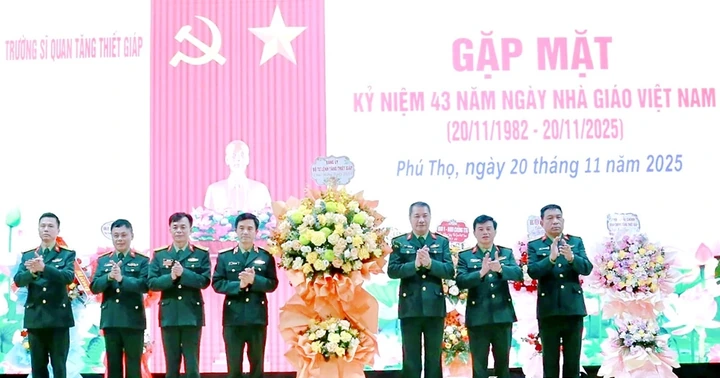 Trường Sĩ quan Tăng thiết giáp gặp mặt kỷ niệm 43 năm Ngày Nhà giáo Việt Nam