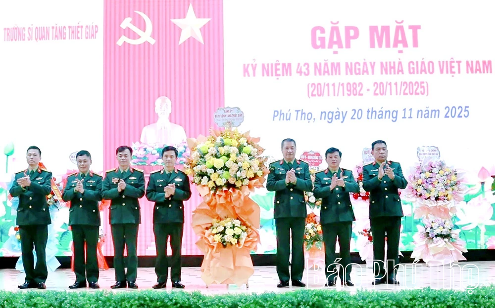 Школа офіцерів бронетанкової техніки зустрілася з нагоди святкування 43-ї річниці Дня вчителя В'єтнаму