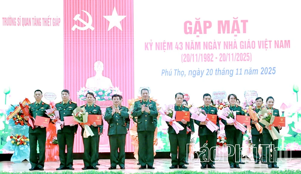 Школа офіцерів бронетанкової техніки зустрілася з нагоди святкування 43-ї річниці Дня вчителя В'єтнаму