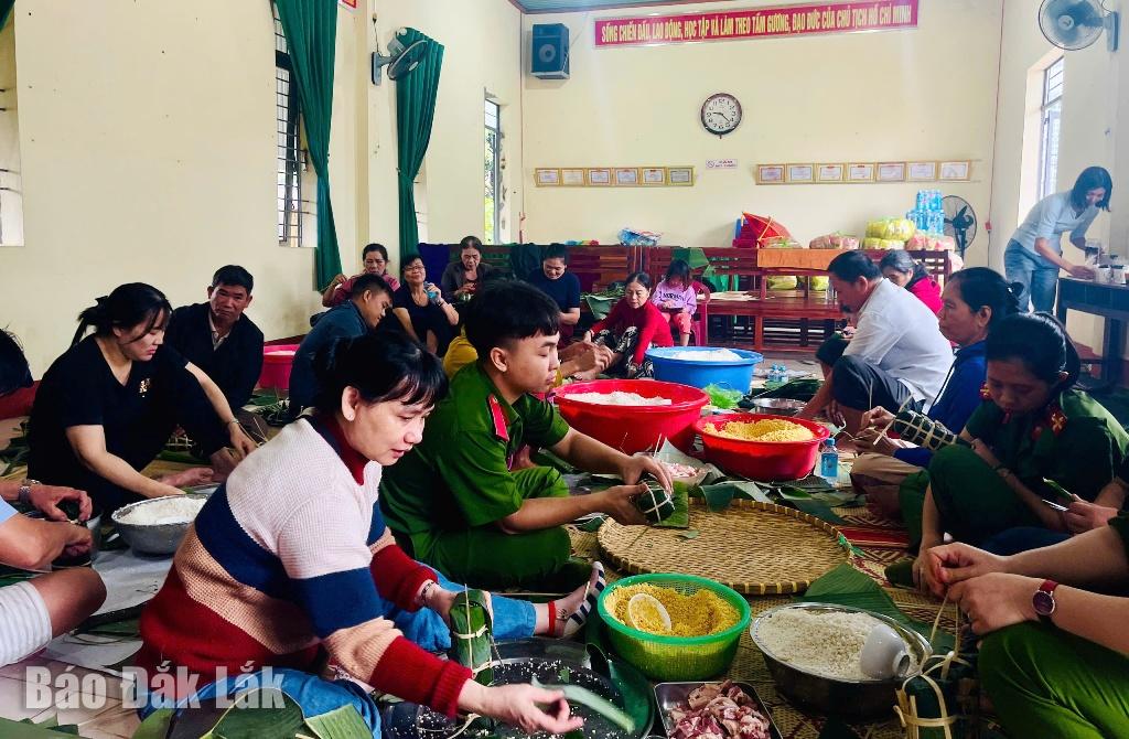 বন্যা কবলিত এলাকার মানুষদের জন্য কেক মুড়িয়ে দেওয়ার জন্য তান আন ওয়ার্ডের ৭ নম্বর আবাসিক গ্রুপের অনেক কর্মী, দলীয় সদস্য, ইউনিয়ন সদস্য, সমিতির সদস্য এবং লোকজন হাত মিলিয়েছেন।