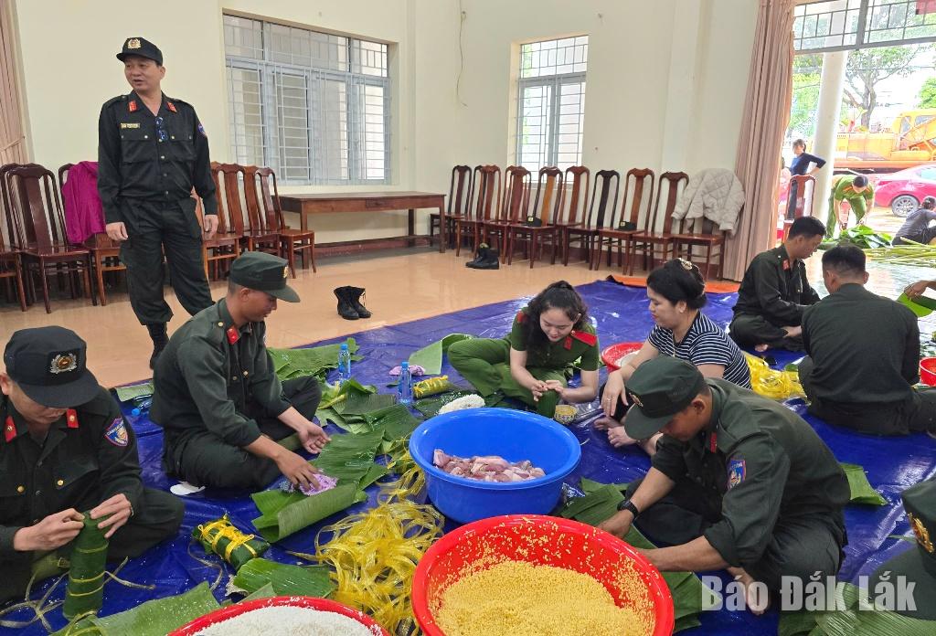 ডাক লাক প্রদেশের পূর্বাঞ্চলীয় কমিউনের বন্যার্ত এলাকার মানুষদের উপহার দেওয়ার জন্য তান আন ওয়ার্ড পুলিশের অফিসার এবং সৈন্যরা চুং কেক এবং টেট কেক মুড়েছিলেন।