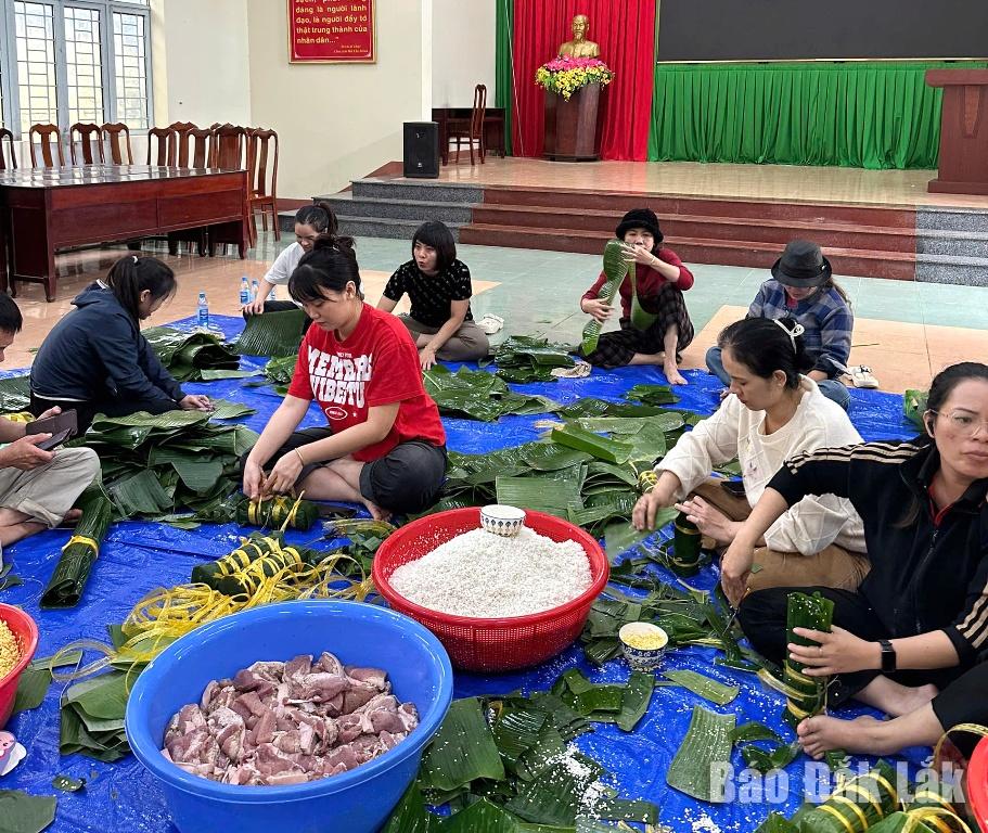 অনেকে বন্যা কবলিত এলাকার মানুষদের জন্য কেক মুড়িয়ে স্বেচ্ছায় সাহায্য করেছেন।