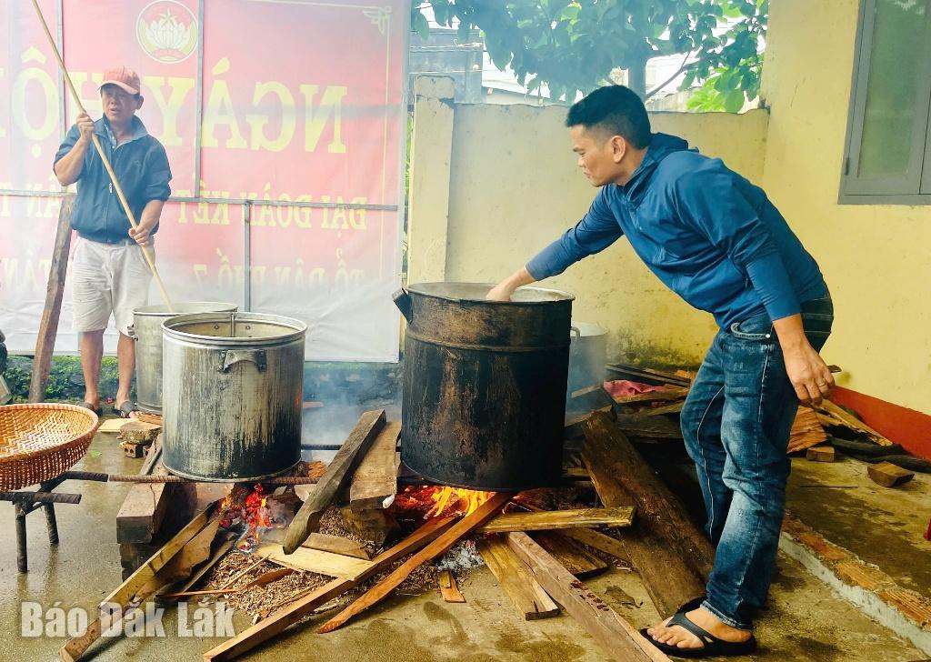 ডাক লাক প্রদেশের পূর্বে বন্যার্ত এলাকার লোকদের কাছে পাঠানোর জন্য তান আন ওয়ার্ডের ৭ নম্বর আবাসিক গ্রুপের লোকেরা স্বেচ্ছায় রান্নার বান চুং এবং বান টেট দান করেছেন।