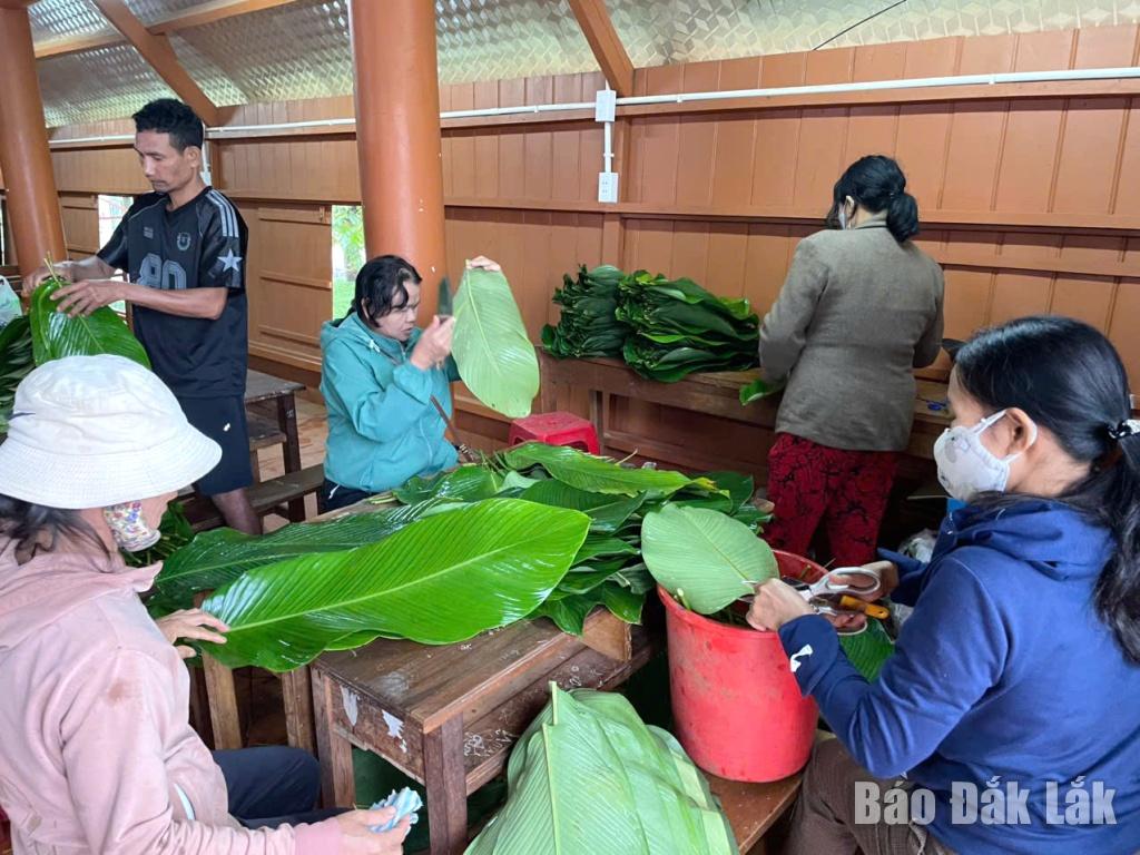ইয়া নাওয়ার জাতিগত সংখ্যালঘুরা গ্রামের কমিউনিটি সাংস্কৃতিক ভবনে চুং কেক এবং টেট কেক মোড়ানোর জন্য জড়ো হয়।