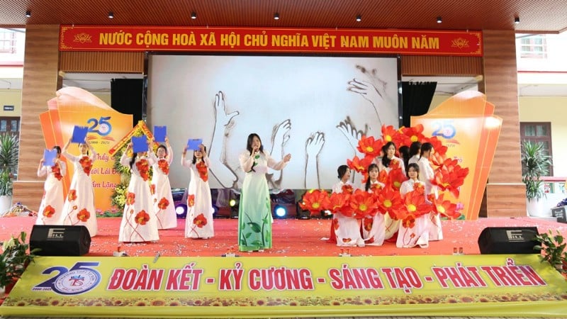 Tiết mục văn nghệ của thầy và trò trường Trung học phổ thông Từ Sơn (phường Đồng Nguyên, tỉnh Bắc Ninh).