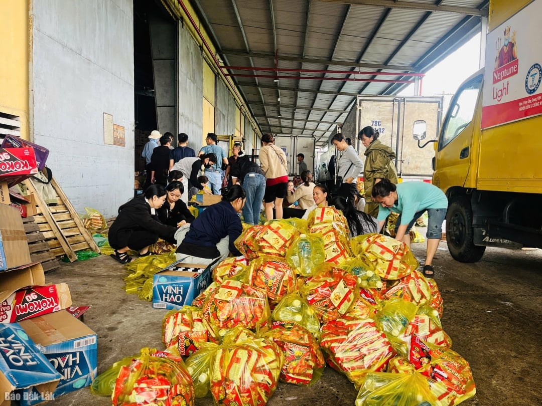 Các tình nguyện viên hỗ trợ phân hàng hóa cứu trợ tại khu vực phía Đông.