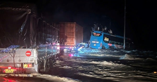 Khánh Hòa: Giải cứu thành công 33 người trên xe khách mất lái giữa dòng lũ