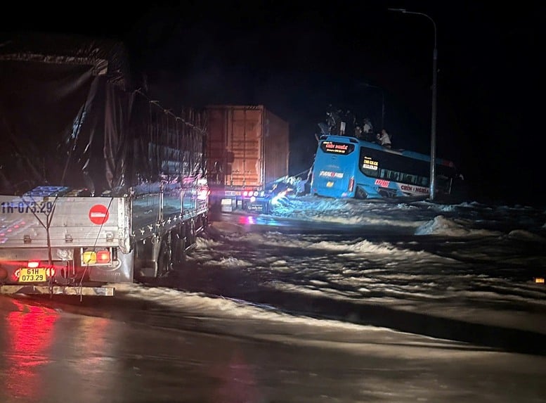 Khánh Hòa: Giải cứu thành công 33 người trên xe khách mất lái giữa dòng lũ- Ảnh 1.