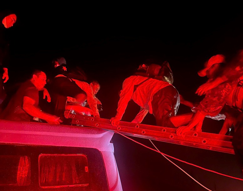 Khánh Hòa: Giải cứu thành công 33 người trên xe khách mất lái giữa dòng lũ- Ảnh 2.