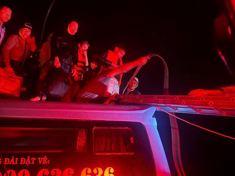 Khánh Hòa: Giải cứu thành công 33 người trên xe khách mất lái giữa dòng lũ- Ảnh 3.