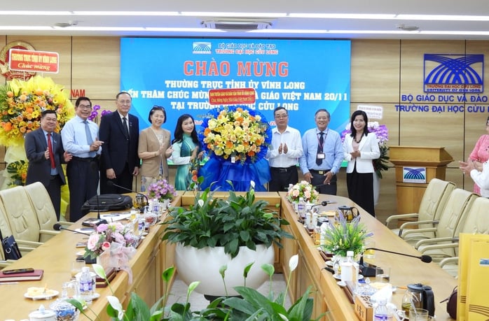 Lãnh đạo tỉnh Vĩnh Long chúc mừng Trường ĐH Cửu Long nhân Ngày Nhà giáo Việt Nam - Ảnh 3.