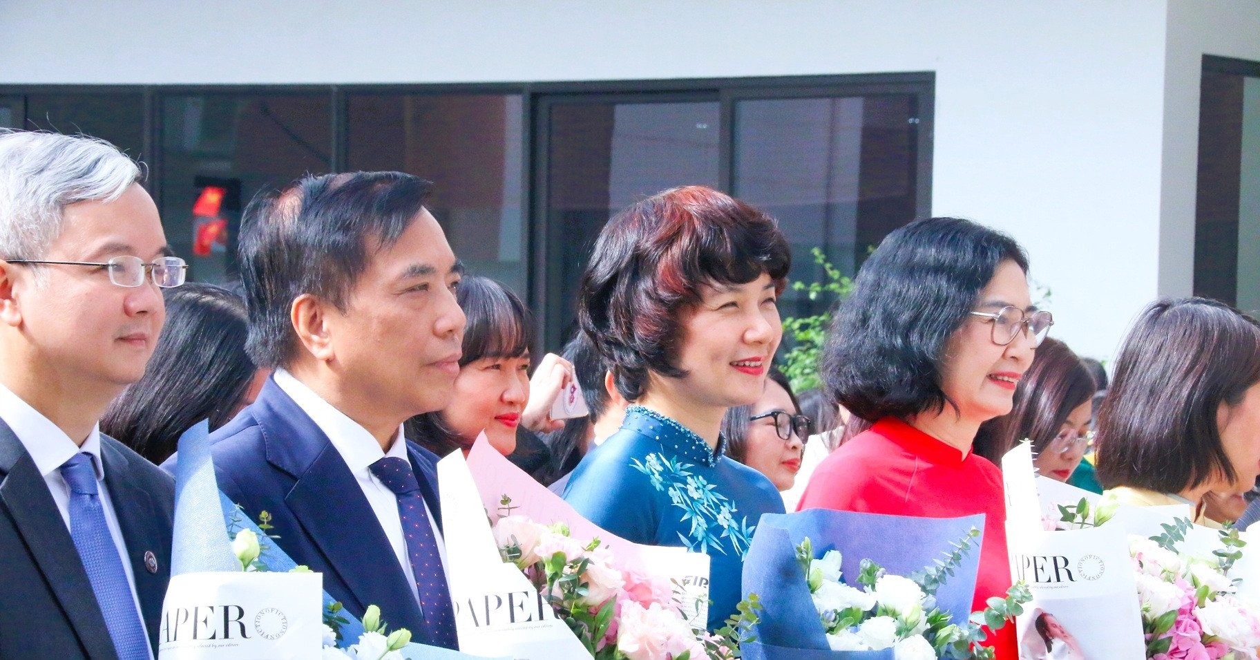 Thầy cô ĐH Ngoại thương nhận quà đặc biệt từ sinh viên giữa sân trường dịp 20/11