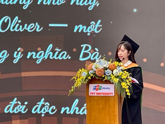 Hàng ngàn tân cử nhân cúi đầu tri ân thầy cô, cha mẹ - Ảnh 1.