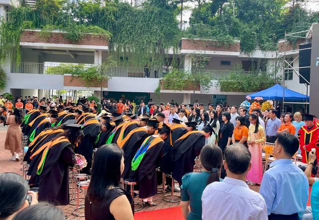 Hàng ngàn tân cử nhân cúi đầu tri ân thầy cô, cha mẹ - Ảnh 2.