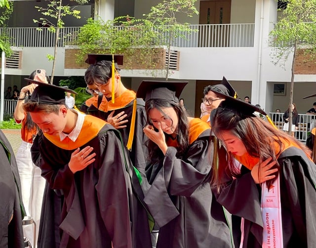 Hàng ngàn tân cử nhân cúi đầu tri ân thầy cô, cha mẹ - Ảnh 3.