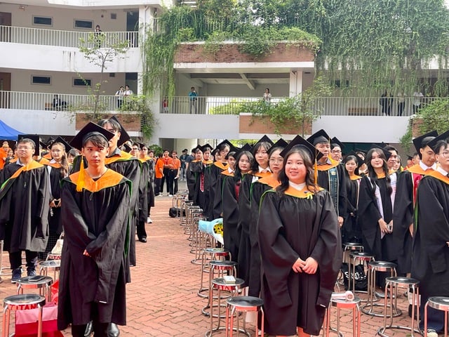 Hàng ngàn tân cử nhân cúi đầu tri ân thầy cô, cha mẹ - Ảnh 4.