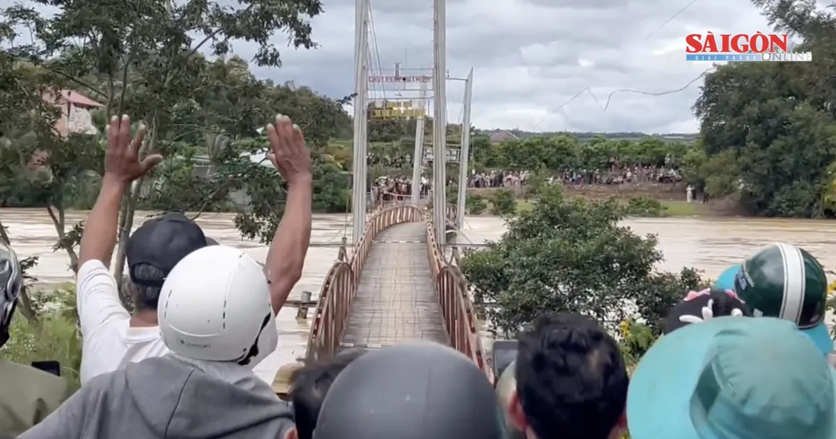 Lâm Đồng: Khoảnh khắc nước lũ cuốn trôi cầu treo dân sinh