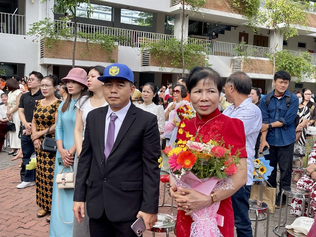 Hàng ngàn tân cử nhân cúi đầu tri ân thầy cô, cha mẹ - Ảnh 5.