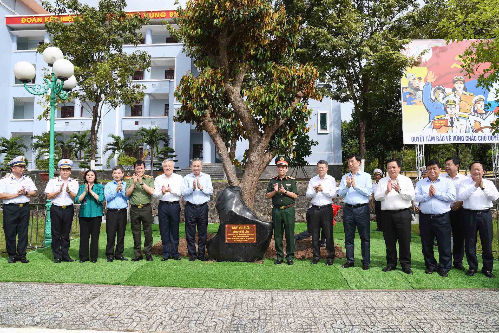 14. لام کے جنرل سکریٹری اور مندوبین نے یادگاری درخت لگائے۔ جے پی جی