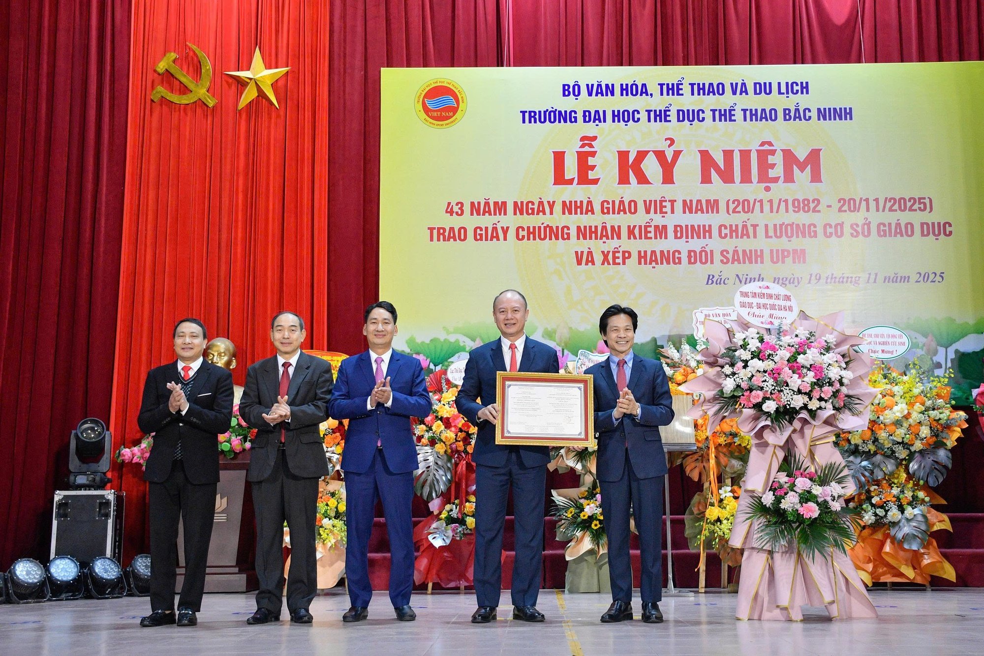 Trường Đại học TDTT Bắc Ninh long trọng kỷ niệm ngày nhà giáo Việt Nam 20/11 và đón nhận giấy chứng nhận kiểm định chất lượng giáo dục - Ảnh 3.
