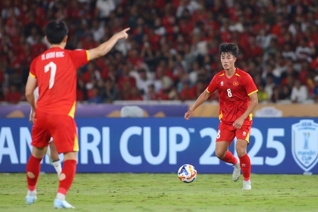 Văn Trường nguy cơ lỡ SEA Games: Tuyến giữa U.23 yếu, ông Kim khỏa lấp bằng Việt kiều?- Ảnh 2.