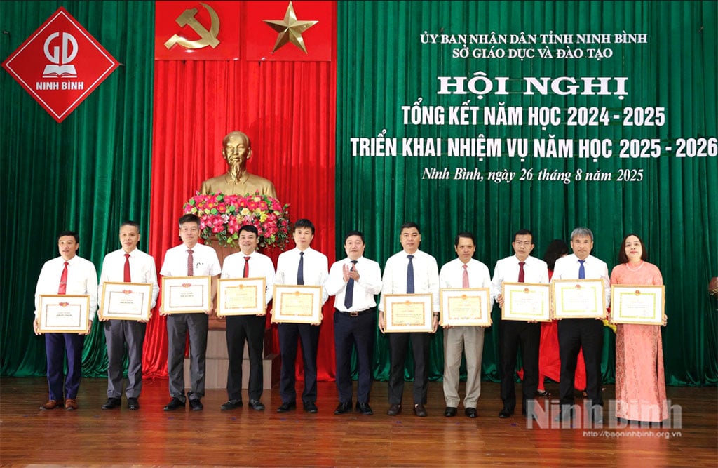 Lãnh đạo Sở Giáo dục và Đào tạo trao Giấy khen cho các tập thể có thành tích xuất sắc trong năm học 2024-2025. Ảnh: Minh Quang