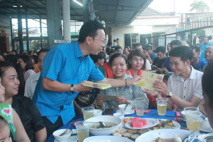 کدام گروه‌های کارگری در طول سال نو قمری، ۱ میلیون دونگ ویتنامی از فدراسیون کارگری شهر هوشی مین دریافت کردند؟ - عکس ۱.