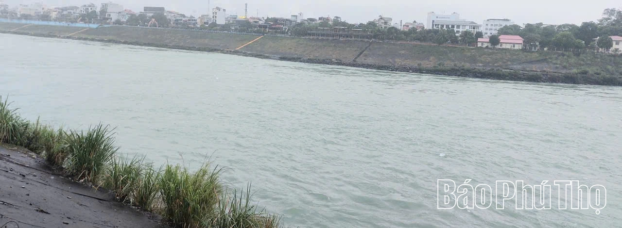 Aujourd'hui, 20 novembre, à 14h00, la centrale hydroélectrique de Hoa Binh a ouvert une vanne de décharge inférieure.