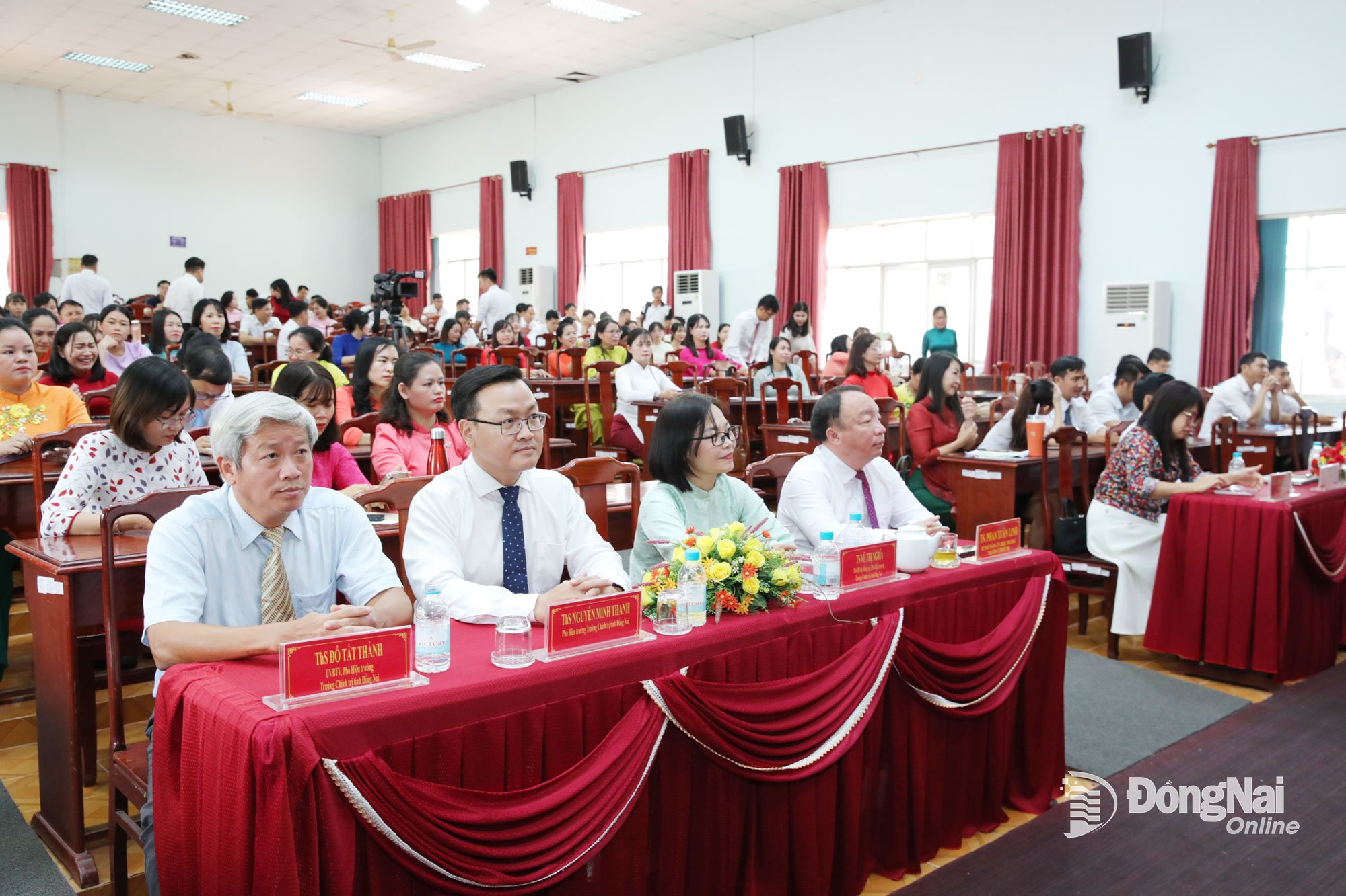 Рада директорів провінційної політичної школи Донг Най була присутня на церемонії закриття. Фото: Труонг Хієн  