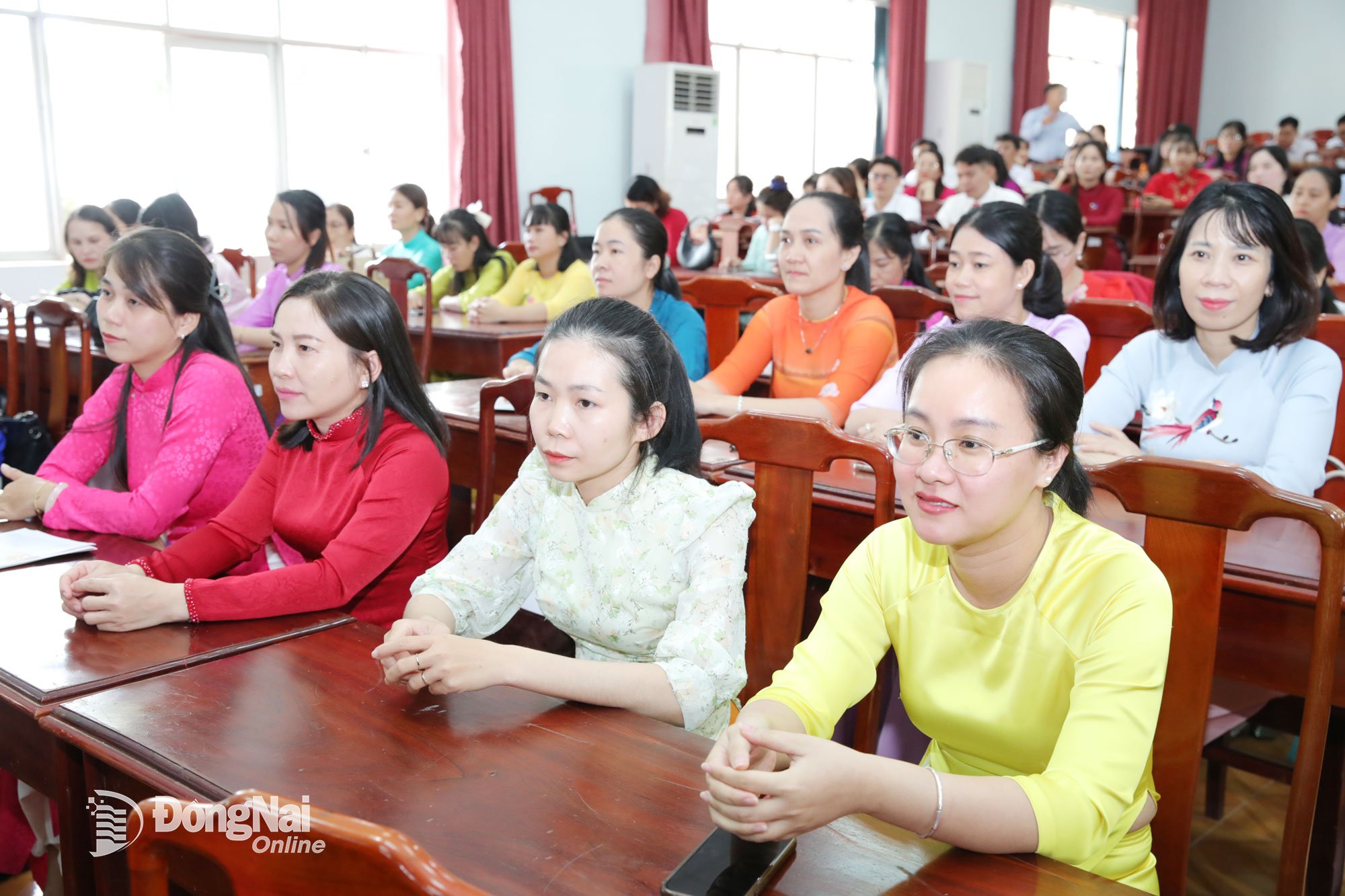 Студенти присутні на церемонії закриття. Фото: Труонг Хієн