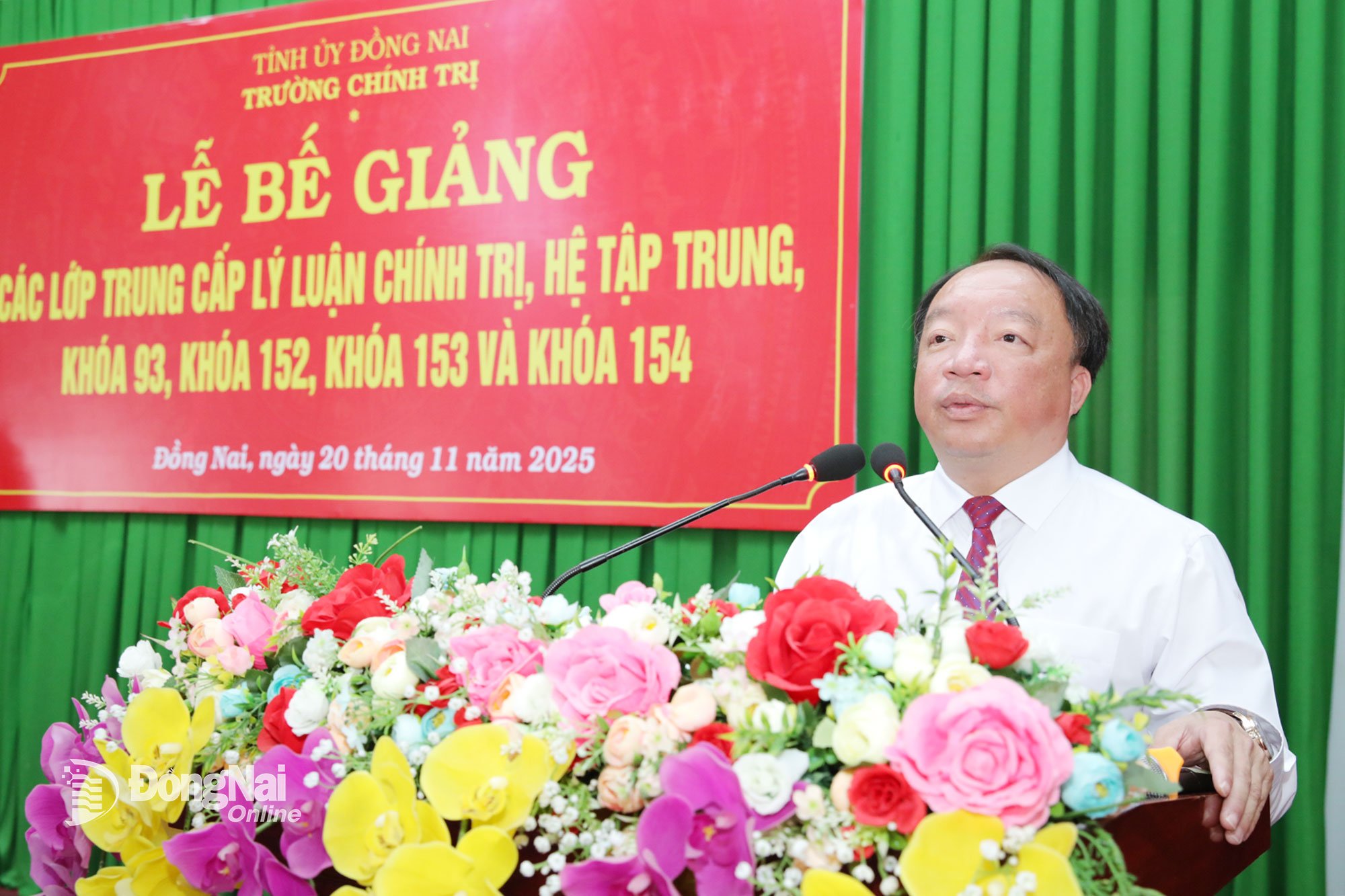 Директор політичної школи провінції Донгнай Фан Суань Лінь виступає на церемонії закриття. Фото: Труонг Хієн.