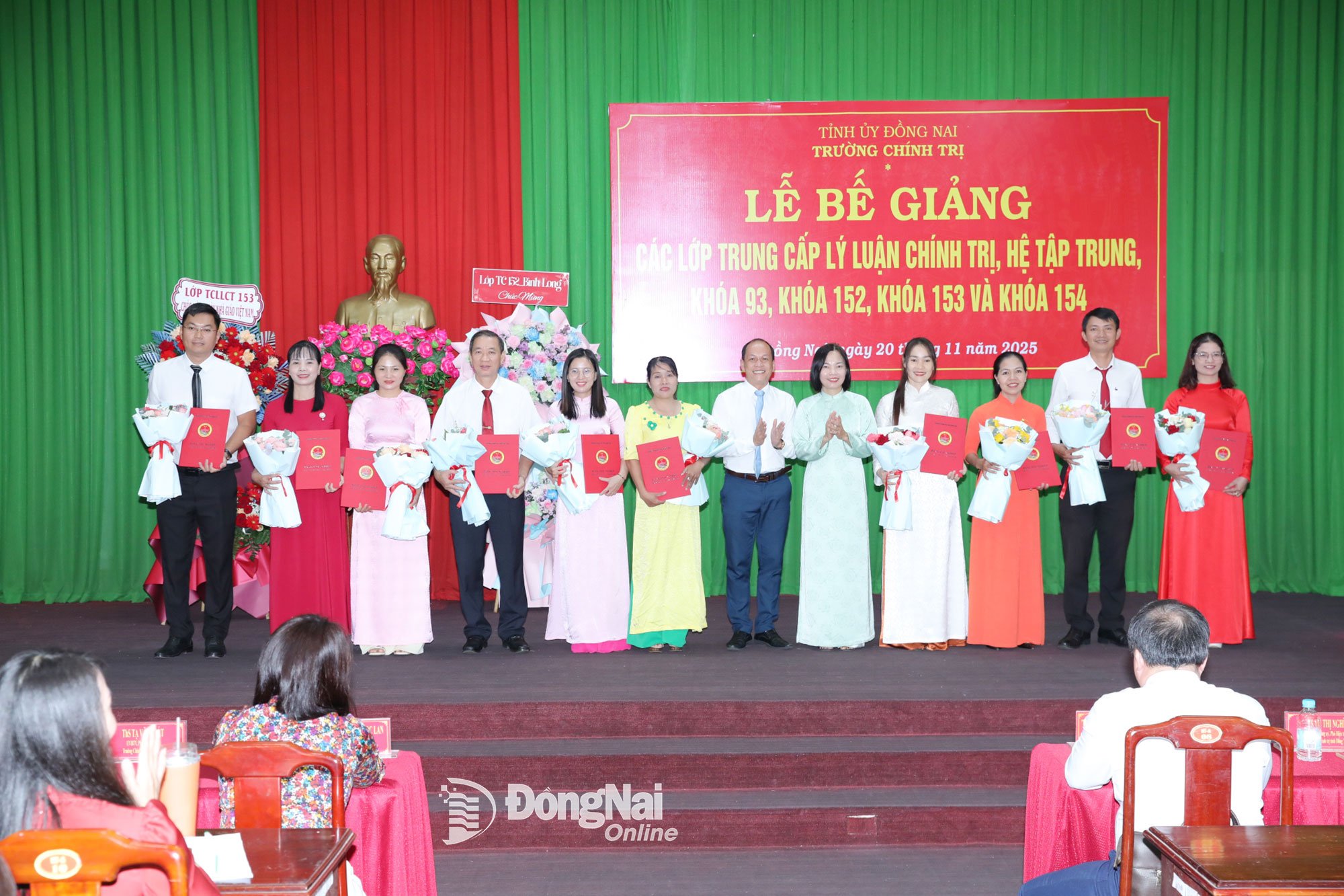 Керівництво школи вручає дипломи учням. Фото: Труонг Хієн  