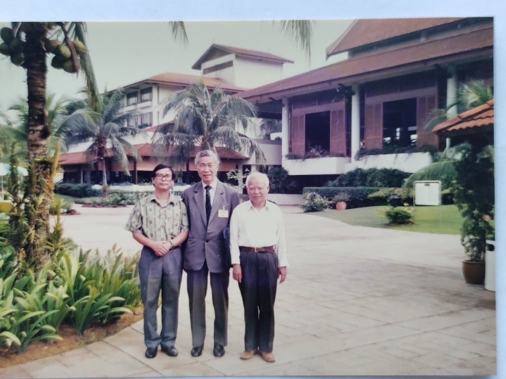 Bộ trưởng Nguyễn Cơ Thạch, TS. Vũ Dương Huân và nghiên cứu viên cao cấp Lưu Đoàn Huynh tham dự Hội thảo khoa học do Viện ASEAN-ISIS Malaysia tổ chức tại Kuala Lumpur ngày 7/1994.