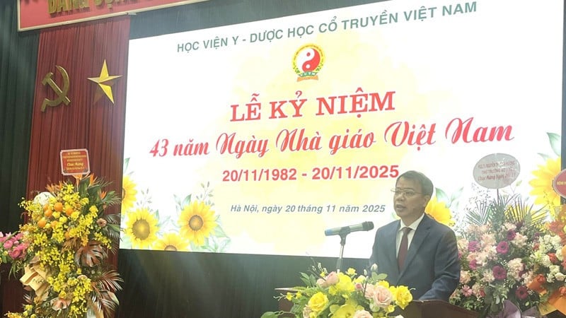 Doçent Dr. Nguyen Quoc Huy, 20 Kasım'da kutlanan Vietnam Öğretmenler Günü'nün 43. yıl dönümünde konuşma yaptı.