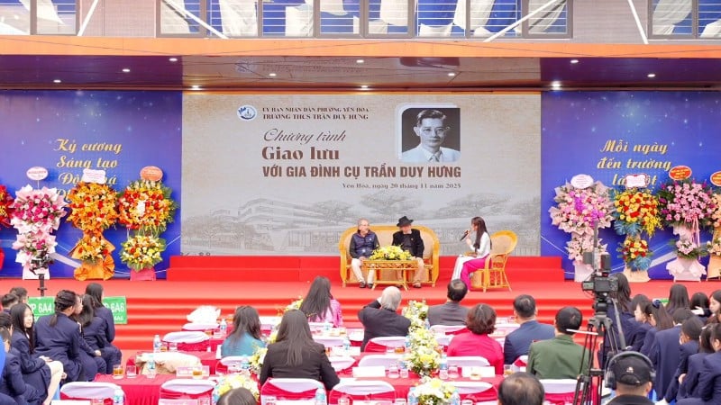 43e herdenkingsceremonie van de Dag van de Vietnamese Leraren op 20 november op de Tran Duy Hung middelbare school