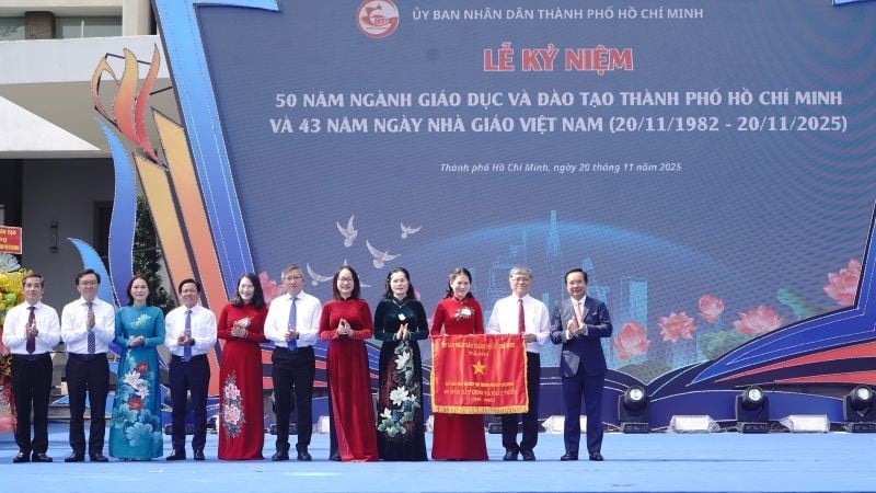 Jawatankuasa Rakyat Bandar Ho Chi Minh menyampaikan Bendera Tradisional kepada Jabatan Pendidikan dan Latihan Bandaraya Ho Chi Minh.