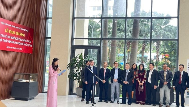 ពិធីបើកកន្លែងតាំងពិព័រណ៌៖ “សមិទ្ធិផល និងលទ្ធផលស្រាវជ្រាវតាមប្រធានបទនៃអង្គភាពក្រោម បណ្ឌិត្យសភាវិទ្យាសាស្ត្រសង្គមវៀតណាម”។