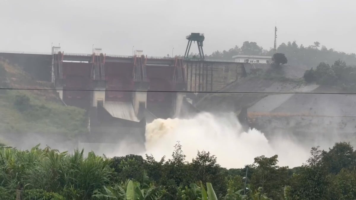 Việc xả điều tiết diễn ra liên tục từ đêm 19/11 đến sáng 20/11, khiến nhiều vùng hạ du chìm trong lũ. Ảnh: Phạm Hoài.