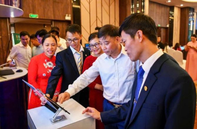 Trải nghiệm nền tảng số là một trong những bước cụ thể hóa nghị quyết về chuyển đổi số, đưa công nghệ vào thực tiễn phục vụ người dân. Ảnh: Báo Cao Bằng.