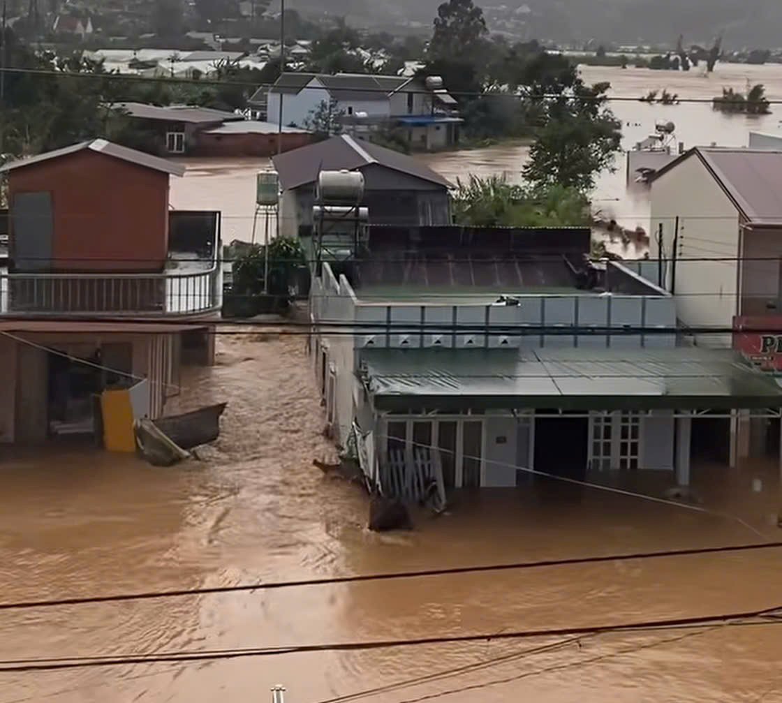 Nước lên nhanh, nhiều khu vực xã D'ran, Lâm Đồng bị ngập sâu vào trưa 20/11. Ảnh: PD.