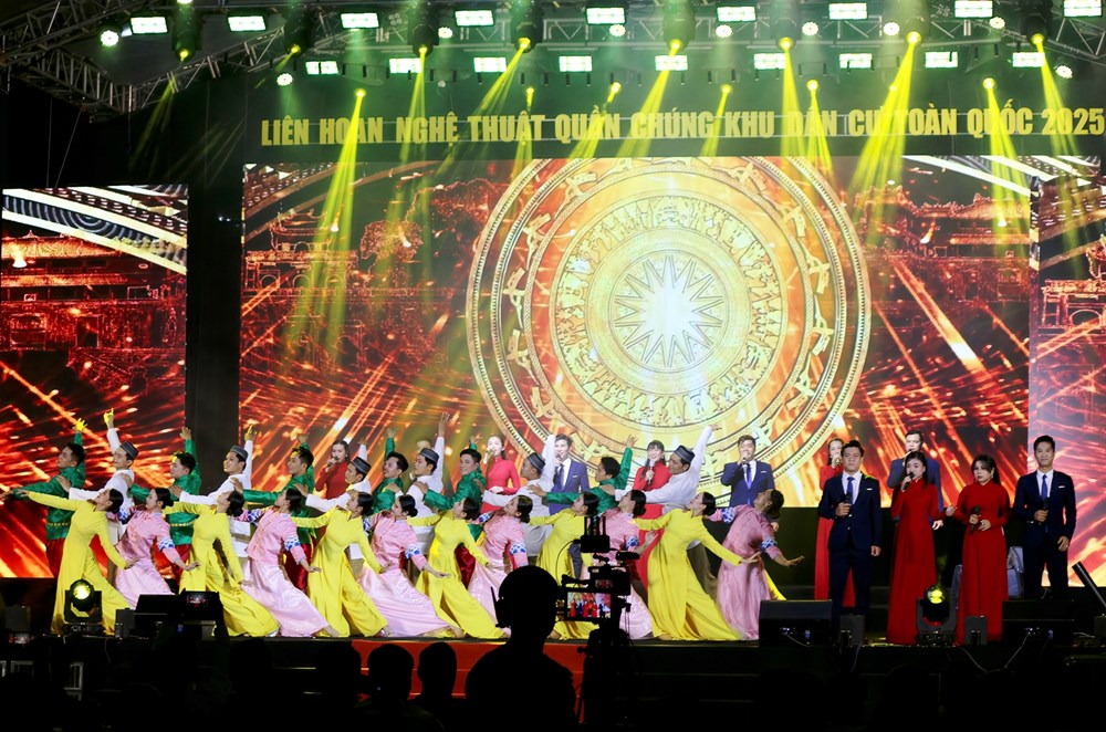 Avslutningsceremoni för den nationella mässkonstfestivalen i bostadsområdet - foto 1