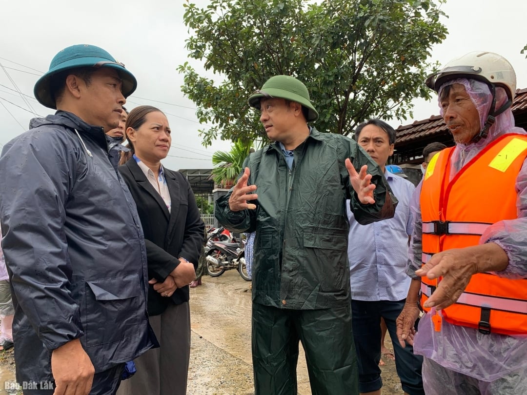 Medlem i provinspartiets ständiga kommitté, ständig vice ordförande i provinsens folkråd, Tu Thai Giang besökte ledare och styrkor som deltar i arbetet med att förebygga och kontrollera översvämningar i Krong Bong kommun.