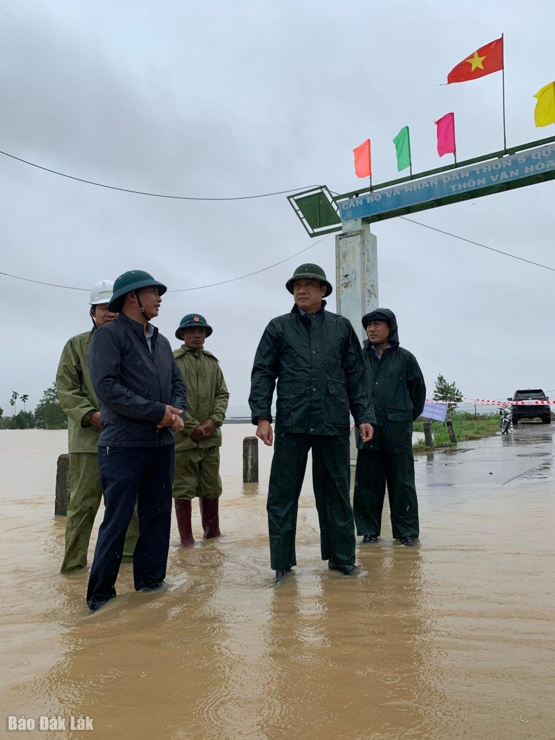 Medlem i provinspartiets ständiga kommitté, ständig vice ordförande i provinsens folkråd, Tu Thai Giang, frågade om översvämningssituationen i Cu Pui kommun.
