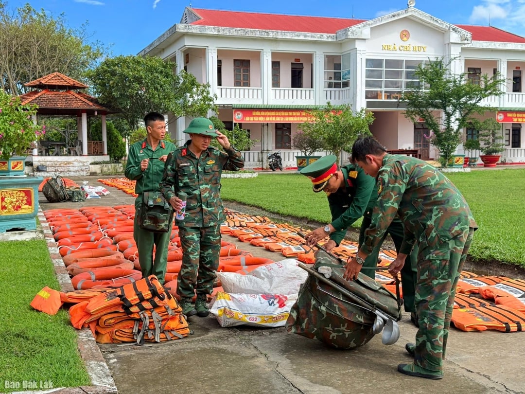 Regiment 66, Divisie 10 bereidt voertuigen en materialen voor om mensen te helpen de gevolgen van natuurrampen te boven te komen.