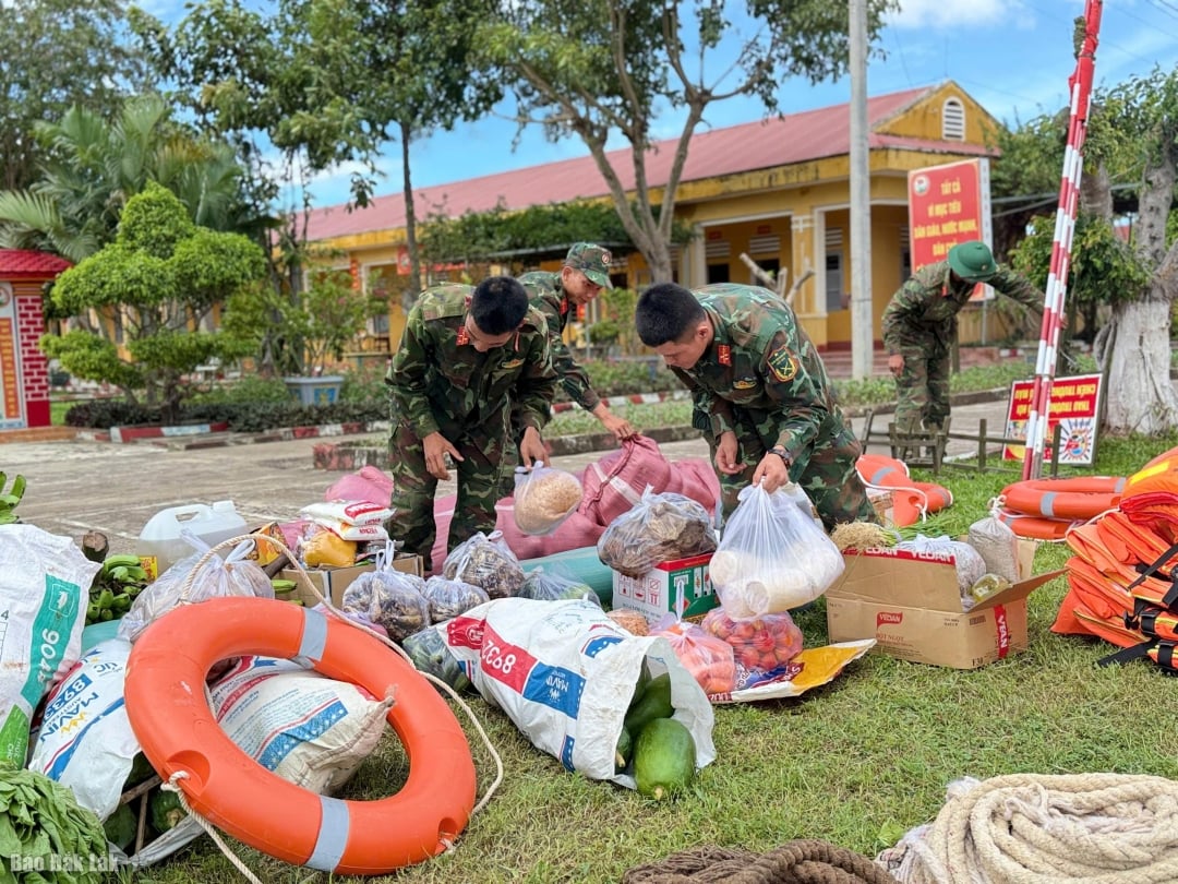 Soldaten bereiden voedsel en proviand voor langdurige missies in overstroomde gebieden.