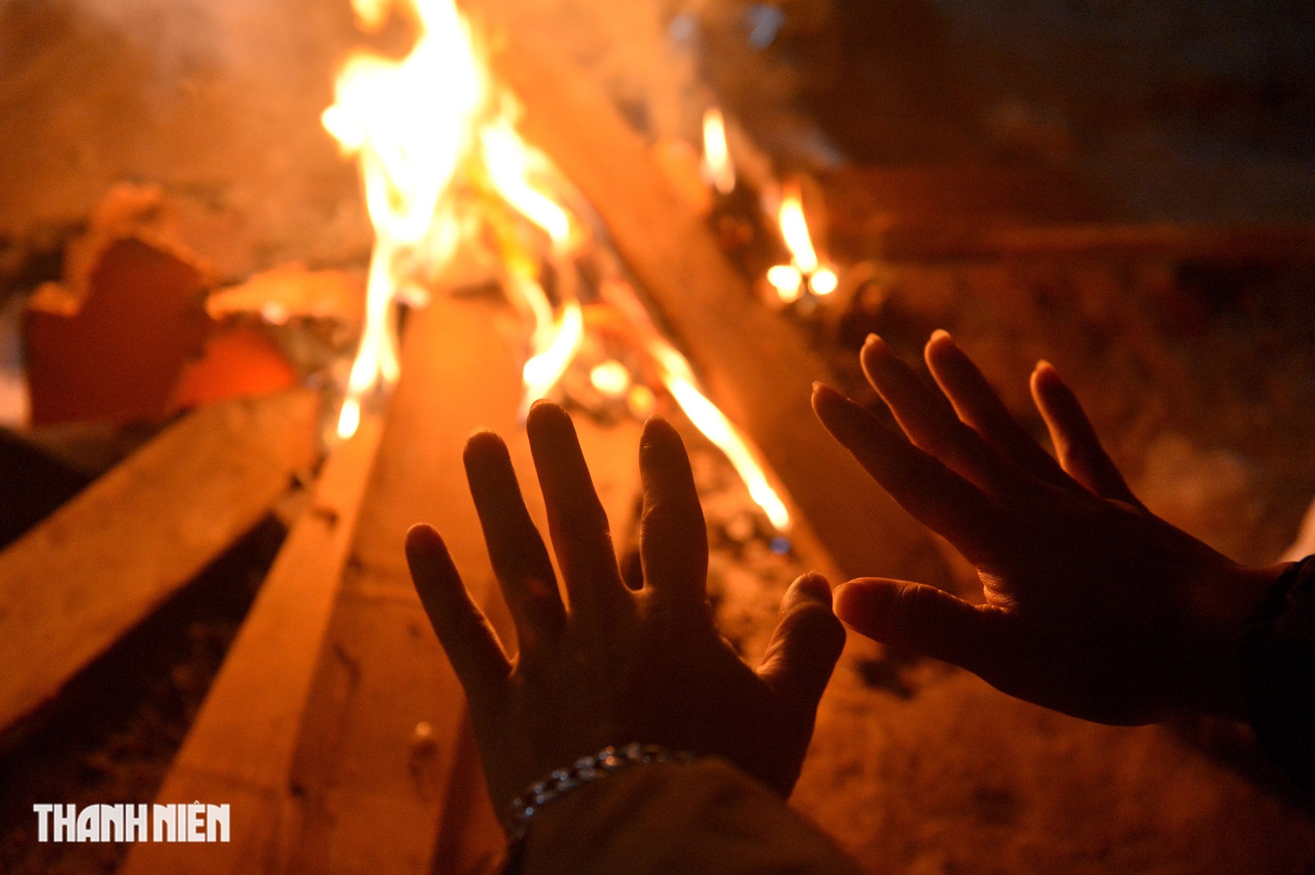 Người Hà Nội đốt lửa để mưu sinh trong đêm lạnh nhất từ đầu mùa đông 2025