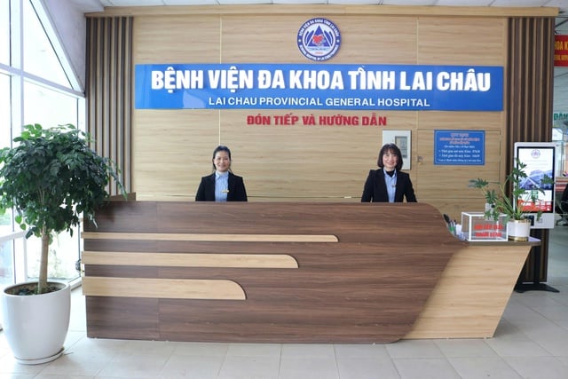 Rumah Sakit Umum Provinsi Lai Chau mempromosikan pembangunan model Fasilitas Medis Hijau - Bersih - Indah - Foto 1. Bệnh viện Đa khoa tỉnh Lai Châu đẩy mạnh xây dựng mô hình Cơ sở y tế Xanh – Sạch – Đẹp- Ảnh 1.