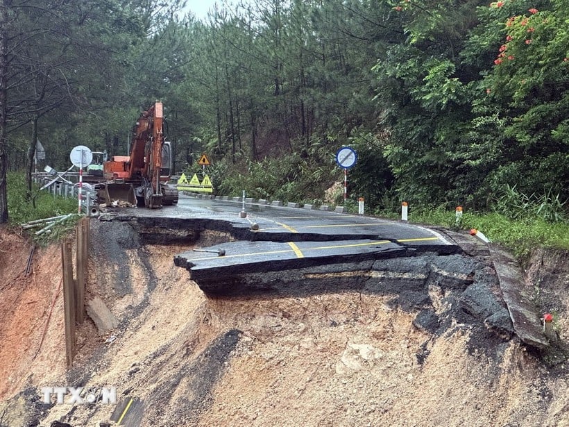 អាជ្ញាធររៀបចំយានជំនិះនៅតំបន់ទំនាបនៅលើ Mimosa Pass ។ (រូបថត៖ Chu Quoc Hung/VNA)