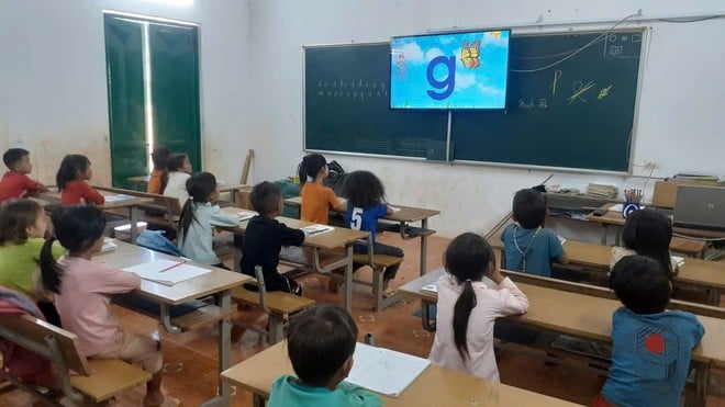 សិស្សរបស់លោក Hai រៀនភាសាវៀតណាម។ (រូបថត៖ NVCC)